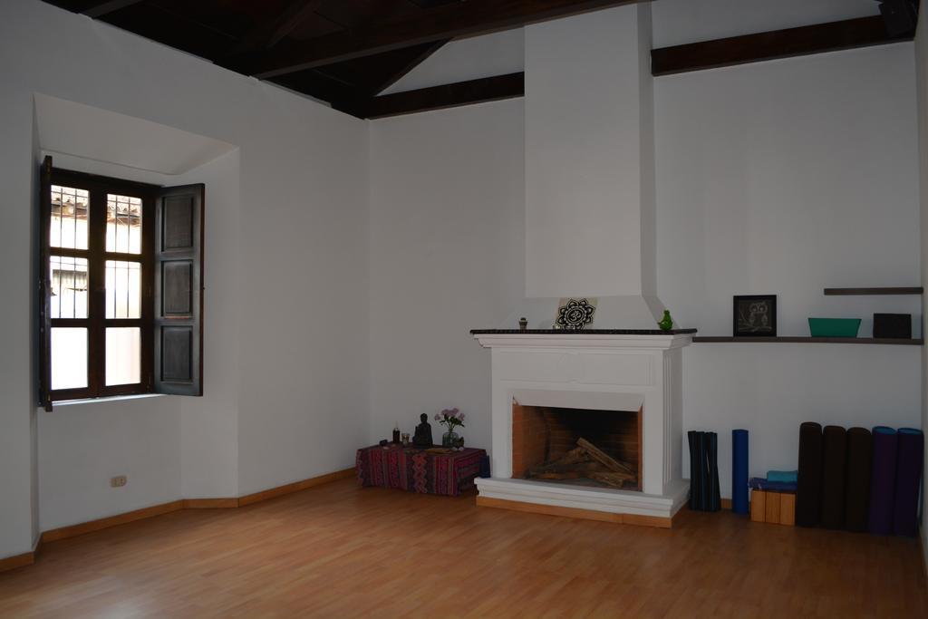 Luna Maya Hostel & Wellness Antigua Buitenkant foto